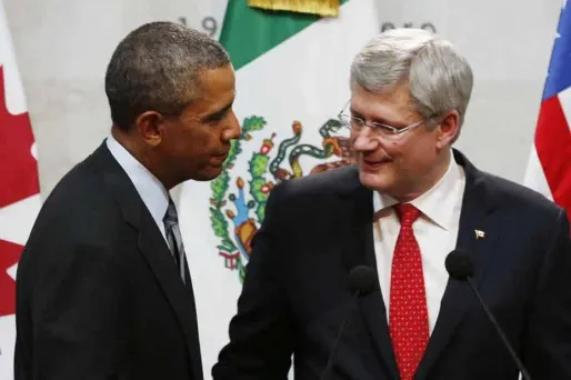 Obama et Harper parient une caisse de bières