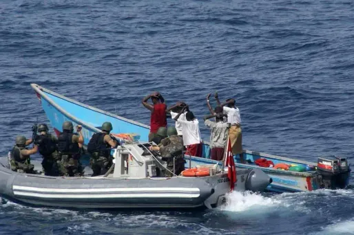 Des marins français du Floreal interceptent des pirates dans le golf d'Aden, au Yémen.