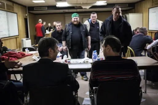 Michel Dheilly et Bernard Glesser (de dos), deux cadres de Goodyear Amiens-Nord sont séquestrés depuis plus de 24 heures.