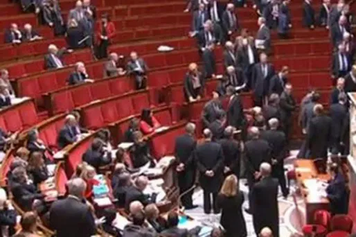 VIDÉO - Valls s'emporte, les députés UMP quittent l'Assemblée