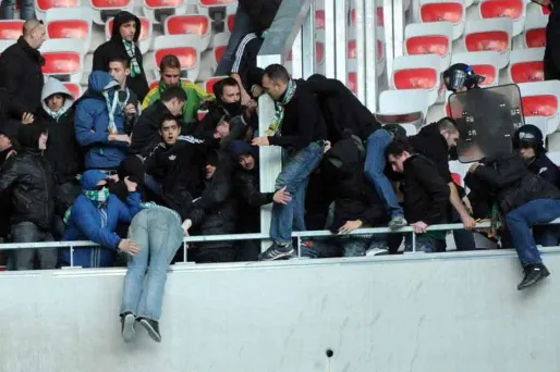 Dans les actes de la première partie du championnat à oublier, les affrontements entre supporters stéphanois et niçois à l'Allianz riviera, en novembre dernier.