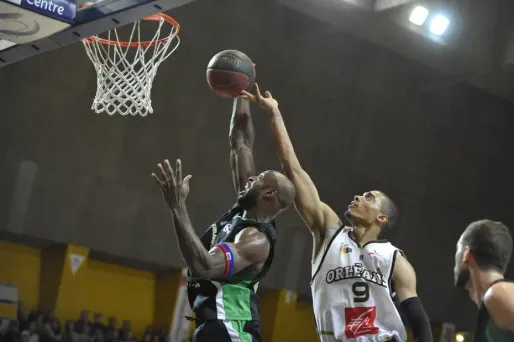 Basket : il fête la victoire avec une quenelle