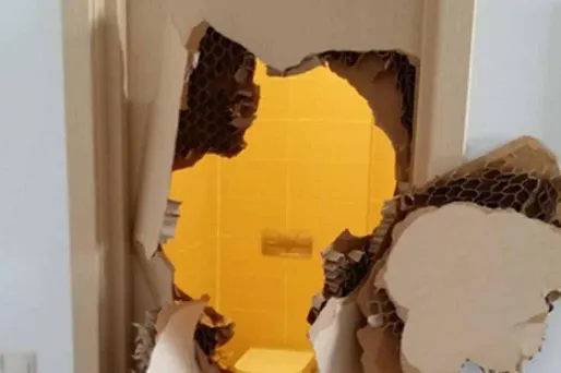 Coincé dans sa douche, il défonce la porte