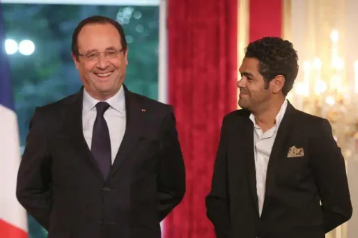 François Hollande s'est rendu vendredi soir à une soirée improvisation en compagnie de Jamel Debbouze.