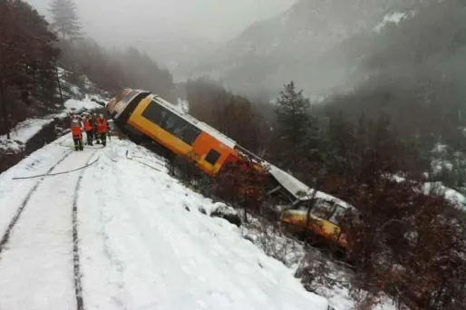Le train a été percuté par un roc de dix tonnes.