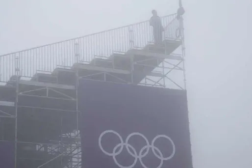 L'épais brouillard enveloppant le Parc Extrême de Rosa Khoutor a poussé les organisateurs à modifier le programme.