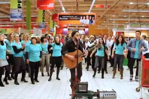 Concert chez Auchan entre les rayons.