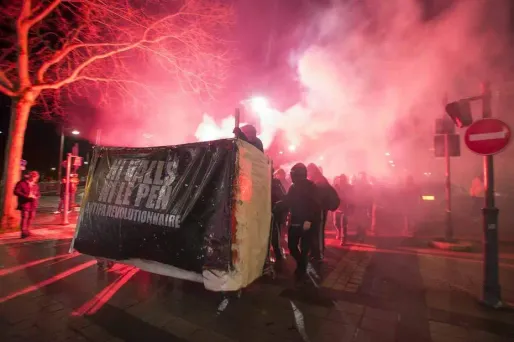 Le Pen veut "la dissolution des milices" anti-FN