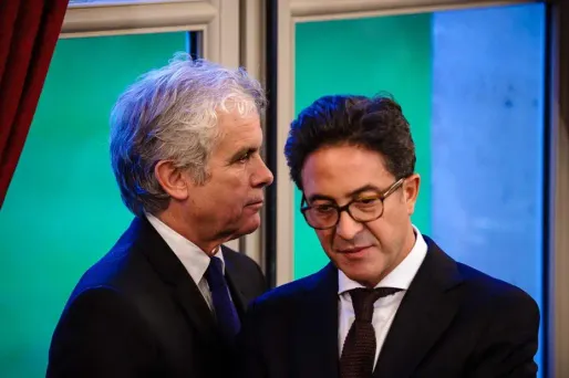 Les chaises musicales dans la com' de Hollande