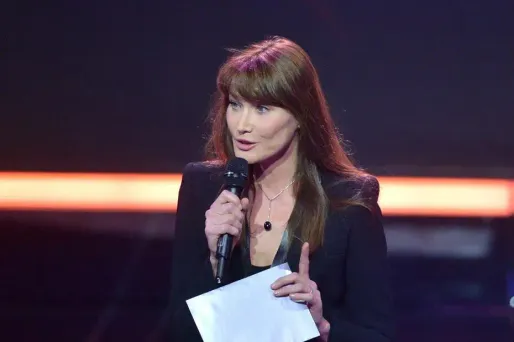 Paris : NKM soutenue par "l'artiste" Carla Bruni