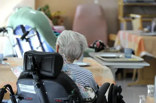 Rester trop longtemps assis accroît le risque de handicap