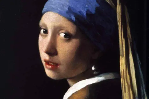 La Jeune Fille à la perle de Johannes Vermeer présente son profil gauche.
