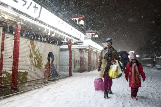 L'aéroport Haneda, où de nombreux voyageurs attendaient la reprise des vols, était toujours paralysé lundi. Cinq mille personnes ont en outre été bloqués ce week-end à Narita, l'autre plate-forme internationale de Tokyo.