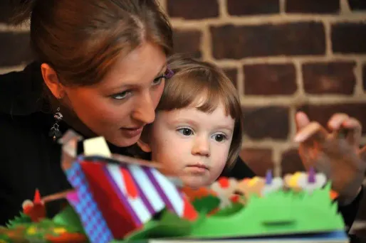 Les enfants autistes subissent en France une "discrimination quotidienne": peu ont accès à l'école, aux loisirs, aux mêmes droits que les autres en général, et changer le regard de la société est un parcours du combattant, témoignent les familles.