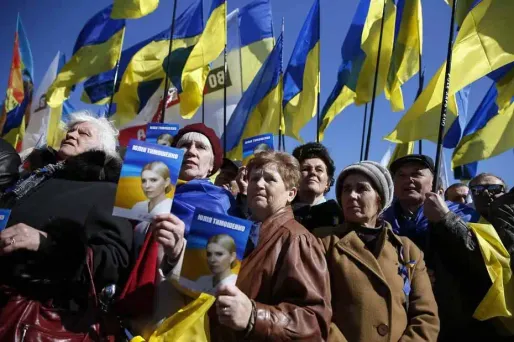 Les partisans de Ioulia Timochenko, samedi à Kiev lors d'un meeting de cette dernière, par aileurs candidate à l'élection présidentielle.