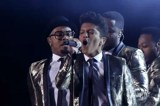 VIDÉO - Bruno Mars enflamme la mi-temps du Super Bowl