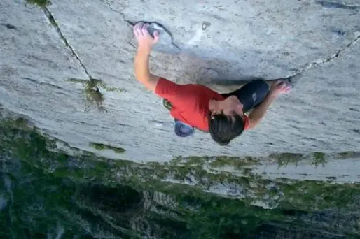 VIDÉO - Il escalade 500 m sans sécurité