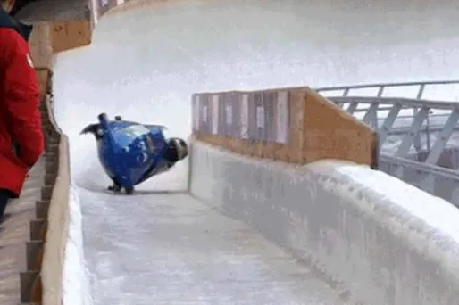 VIDÉO - Une très grosse chute en bobsleigh
