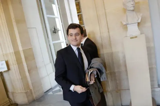 Gerald Darmanin dans les couloirs de l'Assemblée nationale.