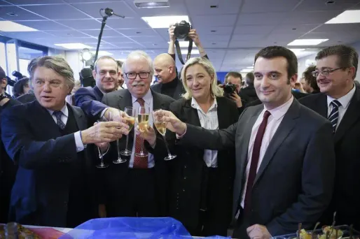 De gauche à droite : Gilbert Collard, Steeve Briois, Wallerand de Saint-Just (candidat FN à Paris), Marine Le Pen et Florian Philippot.