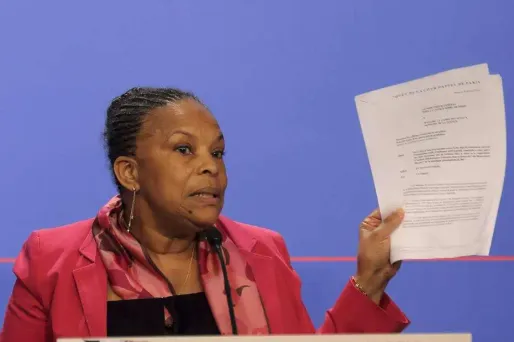 Christiane Taubira brandit la note de synthèse des écoutes de Nicolas Sarkozy.
