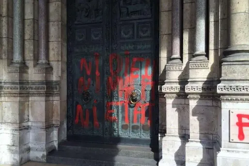 Des tags anarchistes sur la basilique du Sacré-Cœur à Montmartre