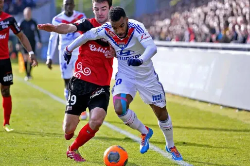 Foot-Ligue 1 : Lyon reste dans la course