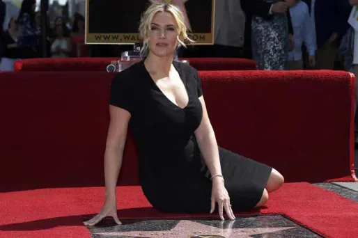 Kate Winslet a reçu lundi la 2.520e étoile du célèbre Hollywood Boulevard, quelques heures après un séisme qui a secoué Los Angeles.