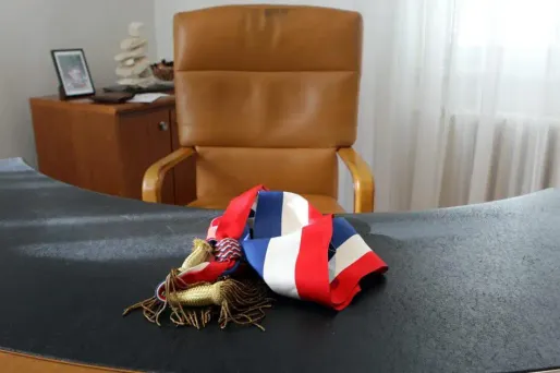 les communes de plus de 1.000 habitants ne pourront plus avoir de maire sans étiquette.