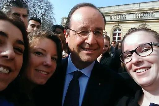 Quand Hollande se prête au jeu des selfies