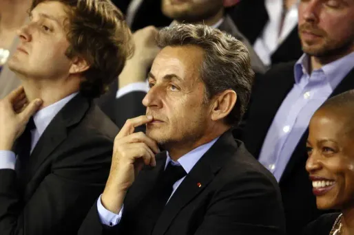 Une carte de visite de Nicolas Sarkozy a été retrouvée au domicile de Gilbert Azibert
