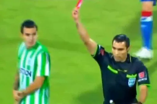 VIDÉO - Un joueur exclu... après 24 secondes