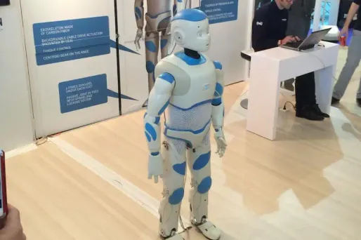 Romeo, le prototype de robot à taille humaine développé par Aldebaran, pourra assister les personnes âgées dans leurs tâches quotidiennes par exemple.