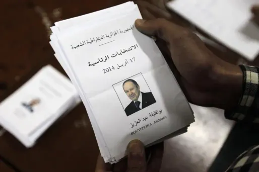 Un bulletin pour Abdelaziz Bouteflika lors du dépouillement