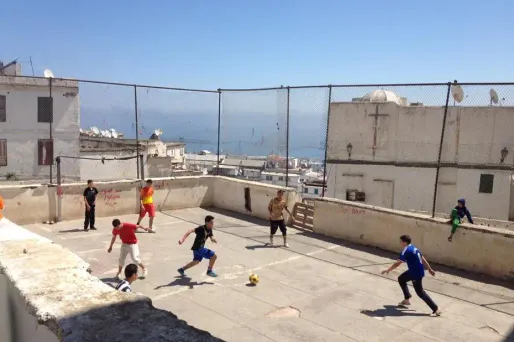 Des jeunes font un match de foot à Alger