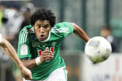 "Attaquant brésilien cherche sélection pour jouer le Mondial."