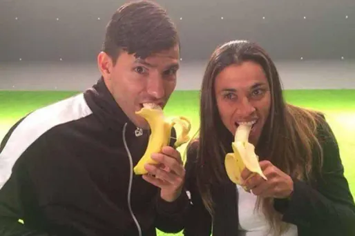 Dani Alves soutenu après le jet de banane