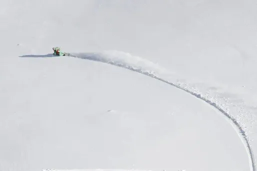 Deux-Alpes : un homme se tue en snowboard