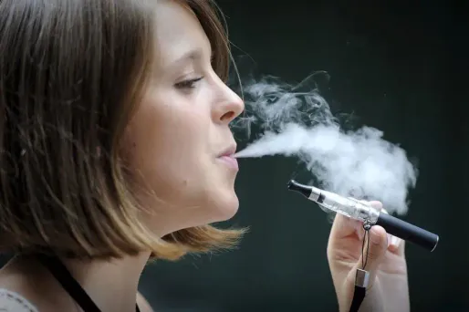La cigarette électronique est en train d'effacer des tablettes une bonne partie des substituts nicotiniques classiques.