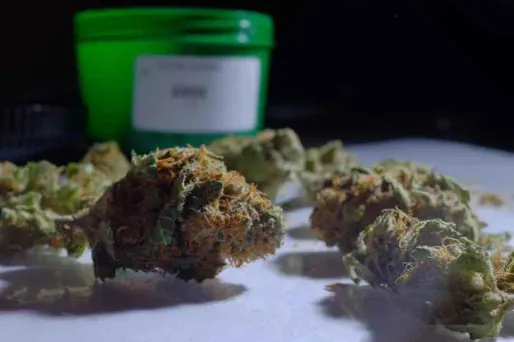 En prison, il deale toujours grâce à sa mère