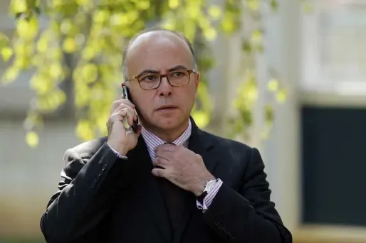 Il confond le ministre de l'Intérieur avec un collègue et l'envoie balader