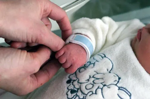 Il récupère son fils né sous X : "une nouvelle naissance"