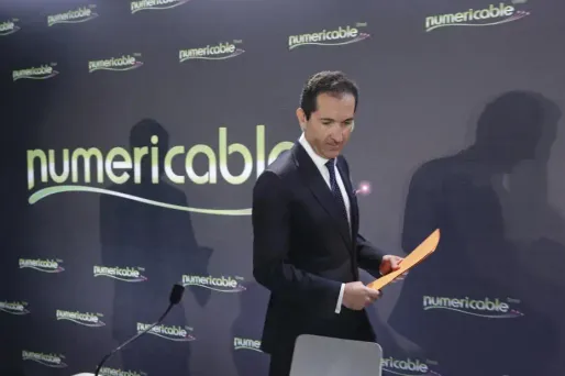 Patrick Drahi accepte les critiques du gouvernement sur sa fiscalité, mais ne compte pas rapatrier ses comptes en France.