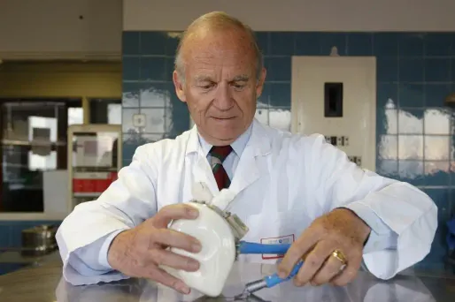 Le premier greffé d'un coeur artificiel de Carmat est mort