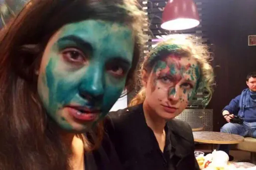 Nadejda Tolokonnikova et Maria Alekhina après leur agression le 6 mars.