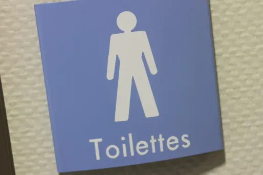 Selon ce rapport, 28% des établissements, surtout des collèges, ont signalé au moins un cas d'élève ayant renoncé à utiliser les toilettes scolaires, 42% des élèves se plaignant du manque de papier, 32% des odeurs, 23% de la propreté, et 12% du manque d'intimité des installations.