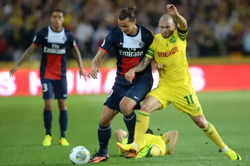 Les Nantais, ici face à Zlatan Ibrahimovic, ne pourront renforcer leur effectif pendant deux ans.