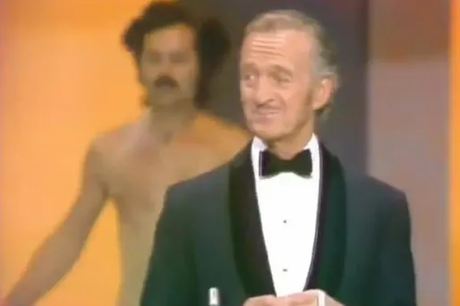 David Niven est interrompu en plein discours par un homme nu, le photographe Robert Opel.