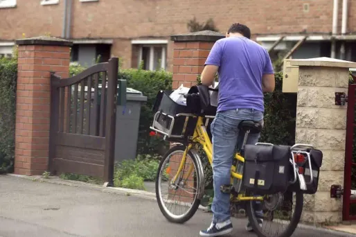 Paris : des facteurs refusent de distribuer des tracts du FN