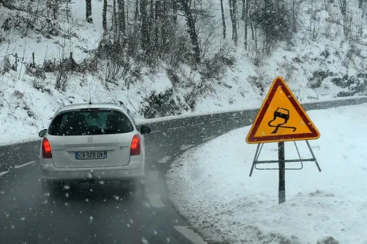 Des opérations de déneigement sont en cours dans les Alpes.